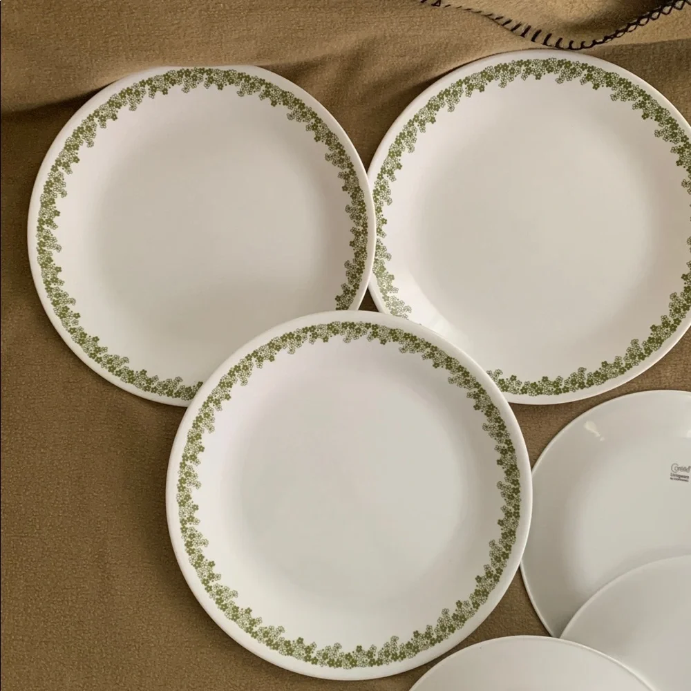 Corelle dinner plates in the vintage Spring Blossom Green pattern/"Crazy Daisy” - Picture 6 of 7